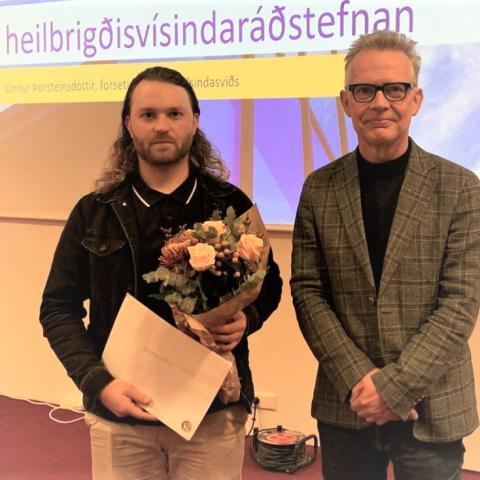 Árni Ásbjarnarson hlaut verðlaun úr Þorkelssjóði, Magnús Karl Magnússon prófessor afhendi Árna verðlaunin